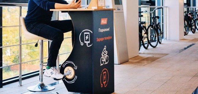 Сел телефон — крути педали: в Москве появилась велозарядка для гаджетов