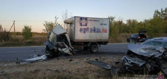 Два человека погибли в ДТП с грузовиком в Жирновском районе Волгоградской области