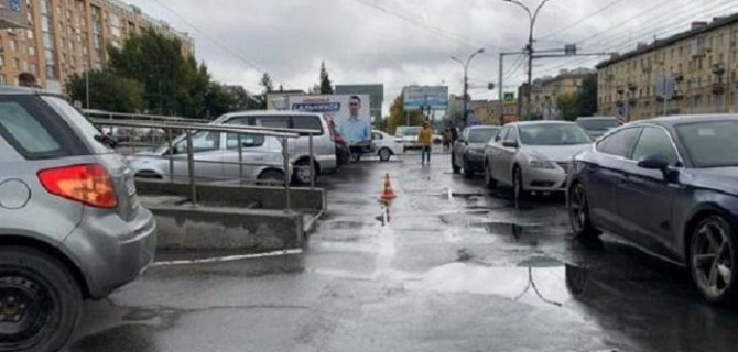 В Новосибирске водитель сбил женщину и скрылся