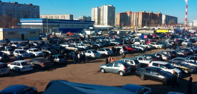 Каков средний возраст российских легковушек?