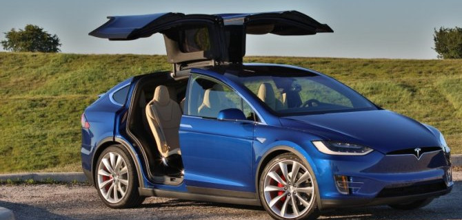У Tesla Model X «срывает крышу»