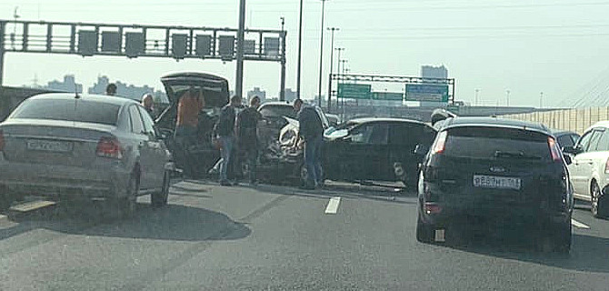 Из-за массового ДТП на КАД в Петербурге образовалась пробка 4 километра длиной