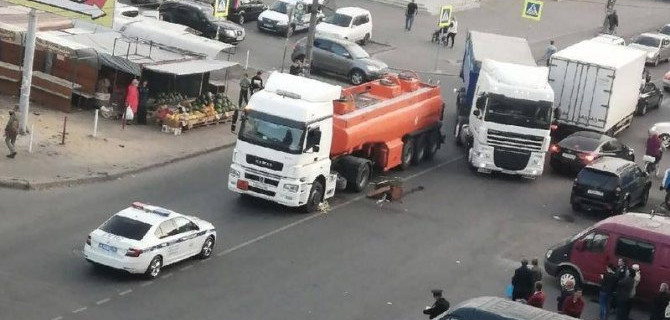 В Воронеже КамАЗ задавил пожилую женщину