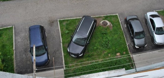 В России предложили увеличить штраф за парковку на газоне