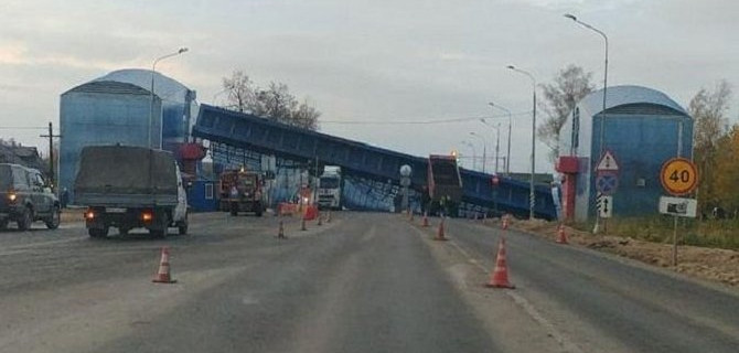 В Ленобласти грузовик снес надземный переход