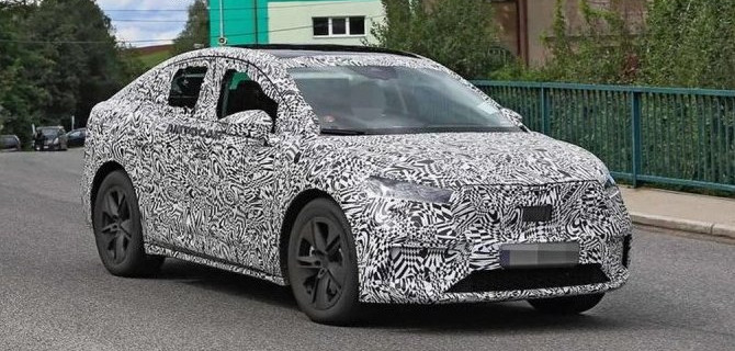 Появились «шпионские» фотографии нового купеобразного кроссовера Skoda