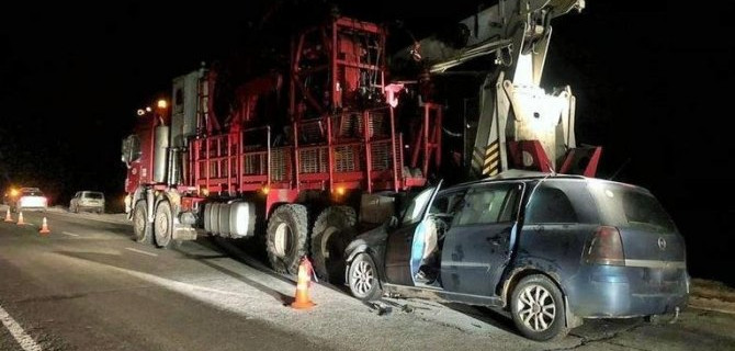 В Югре легковушка на скользкой дороге влетела под грузовик – воитель погиб