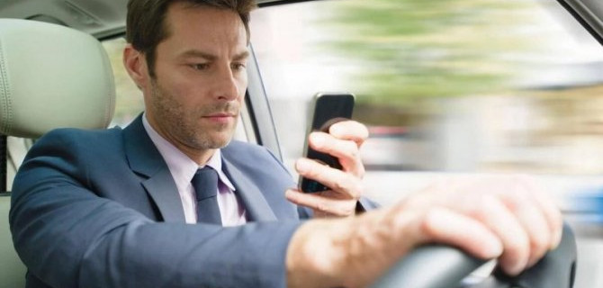 В Великобритании хотят полностью запретить использование телефонов за рулём