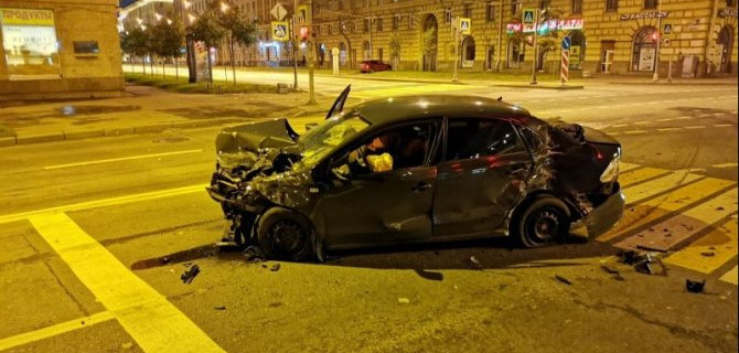 Два человека пострадали в ночном ДТП на Стачек