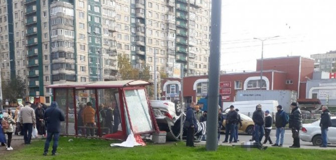 В Петербурге иномарка влетела в остановку с людьми