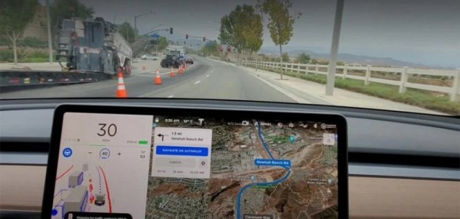 Tesla совершенствует свой автопилот