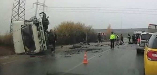 Водитель BMW погиб в ДТП с грузовиком в Ленобласти