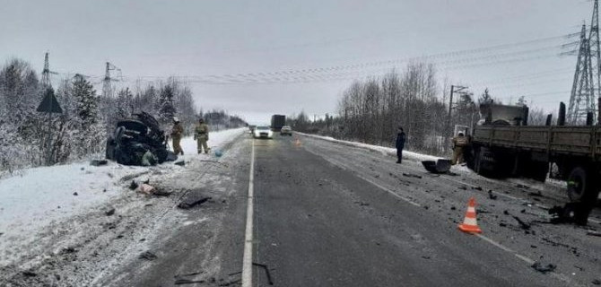 Два человека погибли в ДТП с грузовиком в ХМАО