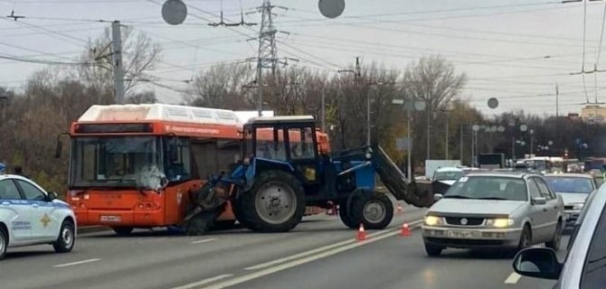 Два человека пострадали в ДТП с автобусом и трактором в Нижнем Новгороде