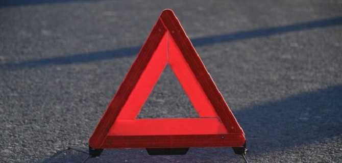 В Волжском иномарка врезалась в дерево – пострадали двое