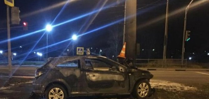 Под Ярославлем иномарка врезалась в столб – пострадал водитель