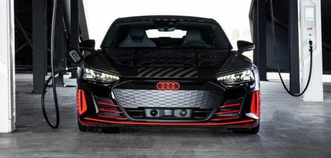 В интернете появились снимки Audi RS е-Tron GT