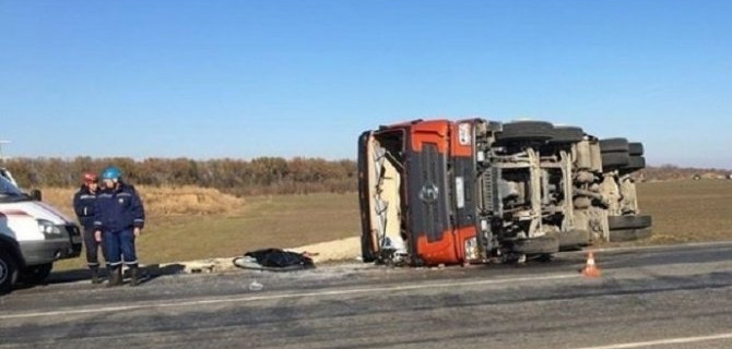 В ДТП в Ростовской области погиб водитель грузовика