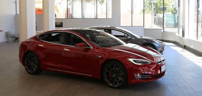 Tesla прекратила продажи своей самой дешёвой модели