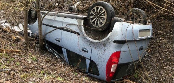 Женщина пострадала при опрокидывании машины в Тверской области