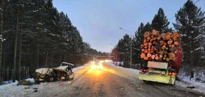 В ДТП с лесовозом в Томской области погиб человек