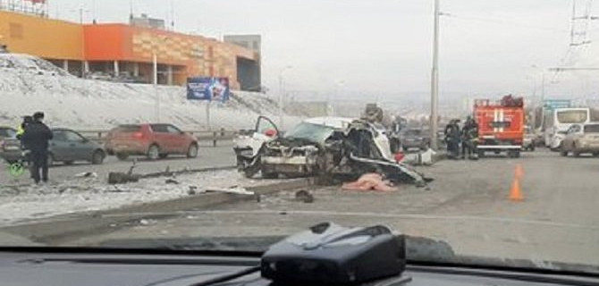 В Уфе такси врезалось в столб – водитель погиб