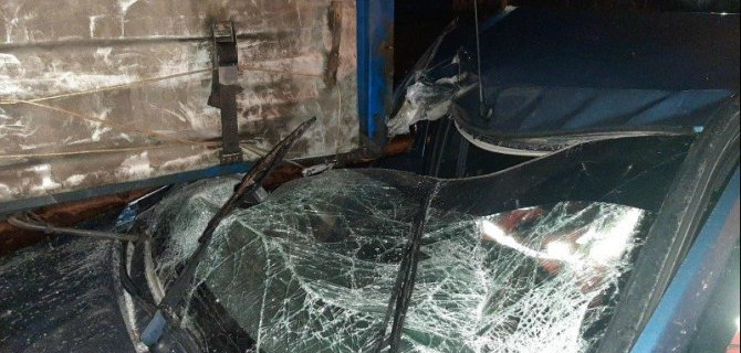 В Рязани иномарка врезалась в стоящую фуру – погиб пассажир