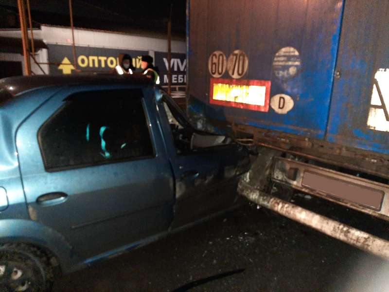 В Рязани иномарка врезалась в стоящую фуру – погиб пассажир (3)