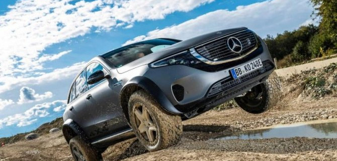 Концептуальный внедорожник Mercedes-Benz EQC творит чудеса проходимости