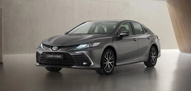Гибридный седан Toyota Camry прошёл рестайлинг
