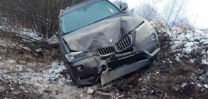 8-летняя девочка пострадала при опрокидывании BMW в Новгородской области