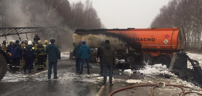 Под Суздалем в результате ДТП сгорел большегруз с надписью «Огнеопасно»