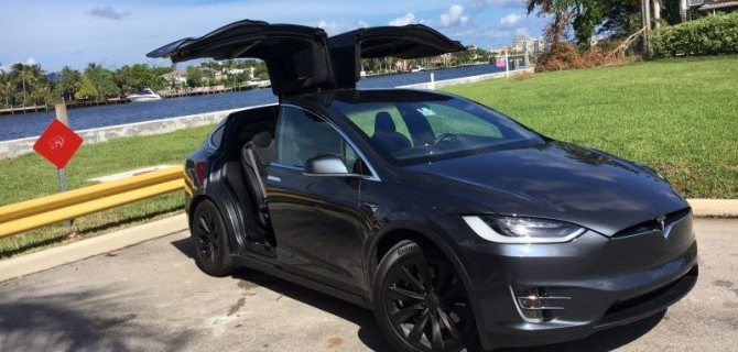 Электромобили Tesla разрушаются на ходу и теряют управление