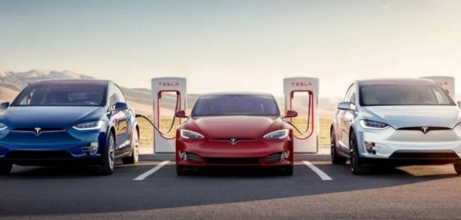 Владельцы электромобилей Tesla получили щедрый подарок