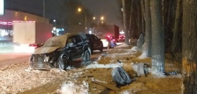В Новосибирске Ford врезался в дерево – водитель погиб