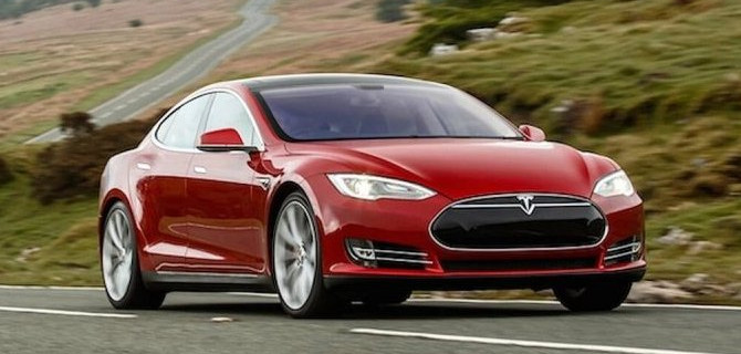 Tesla временно остановит выпуск двух моделей