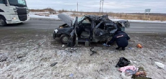 В ДТП с фурой под Самарой погибли девушка и ребенок