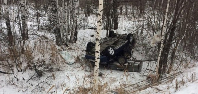 При опрокидывании внедорожника в Омской области погиб водитель