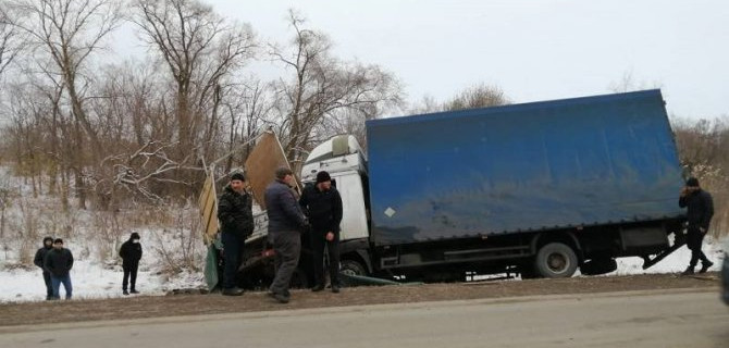 В Ростовской области в ДТП погиб водитель грузовика