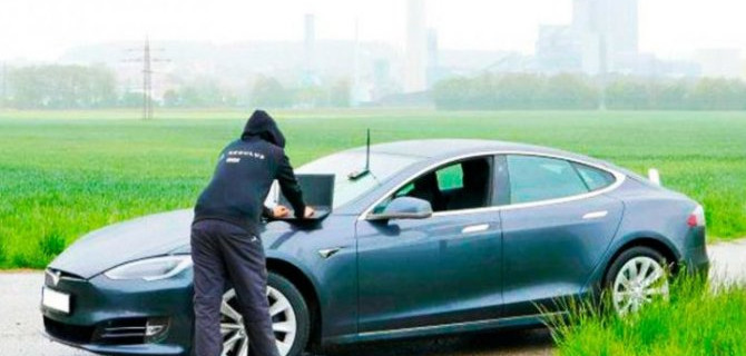 Хакеры опять взломали электромобиль Tesla