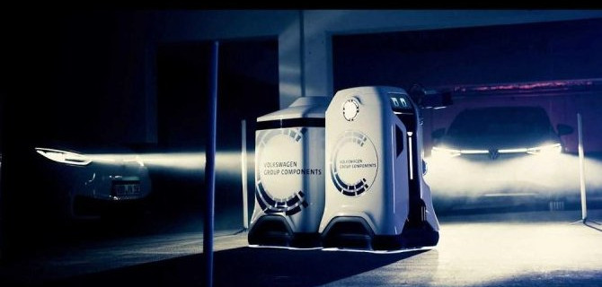 Volkswagen представил заряжающего электромобили робота
