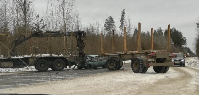 Водитель ВАЗа погиб в ДТП с лесовозом в Дятьковском районе Брянской области