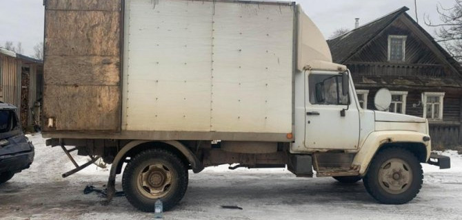 Женщину насмерть придавило машиной в Новгородской области