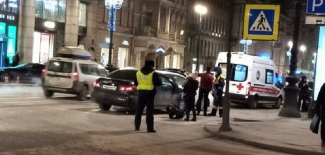 В Петербурге автомобиль такси сбил пешехода