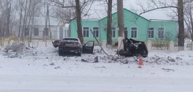 В Воронежской области иномарка влетела в столб