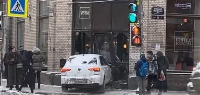 В Петербурге иномарка врезалась в кофейню