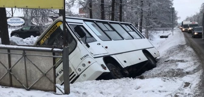 В Пушкине маршрутка опрокинулась в кювет