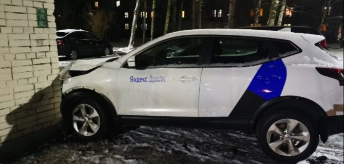 В Петербурге снова бросили разбитый каршеринг