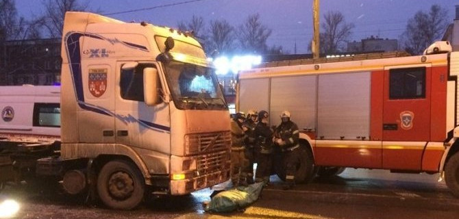 В Петербурге большегруз сбил пешехода
