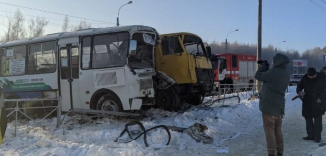 Умер после столкновения с грузовиком